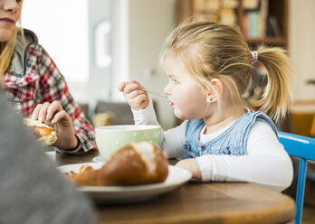 Familie beim Essen am Esstisch - UUF003374