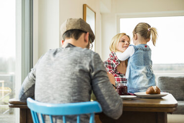 Familie beim Essen am Esstisch - UUF003378