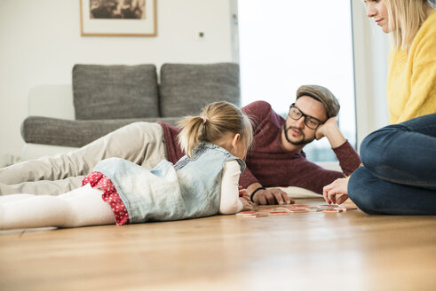 Family playing game on floor - UUF003397