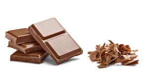 Schokoladentafel und Schokoladenraspel auf weißem Hintergrund - RAMF000039