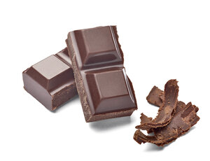 Schokoladentafel und Schokoladenraspel auf weißem Hintergrund - RAMF000040