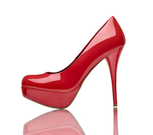 Roter High Heel vor weißem Hintergrund - RAMF000054