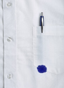 Weißes Hemd mit einem Stiftfleck - RAMF000055