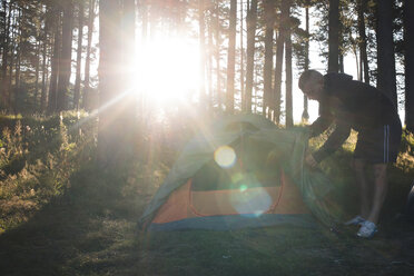 Bulgaria, man fixing tent in the forest - DEGF000222