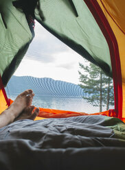 Bulgarien, Bein eines Mannes in einem Zelt mit Blick auf das Wasser - DEGF000223