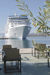 Griechenland, Olivenzweig mit Kreuzfahrtschiff im Hafen im Hintergrund - DEGF000147