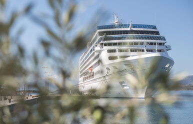 Griechenland, Kreuzfahrtschiff im Hafen vertäut - DEGF000148