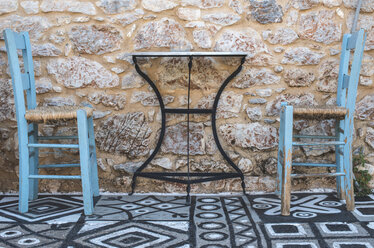 Griechenland, Mani, typisch griechischer Tisch und zwei Stühle in einem Restaurant - DEGF000149