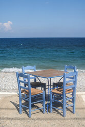 Griechenland, Tisch und Stühle einer Taverne am Meeresufer - DEGF000245