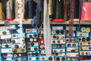 Lace and cardboard boxes with buttons in a shop - DEGF000259