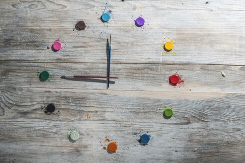 Aquarellfarben und Pinsel in Form einer Uhr - DEGF000261
