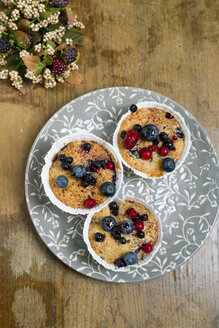 Teller mit drei Tassenkuchen mit Beeren - MYF000885