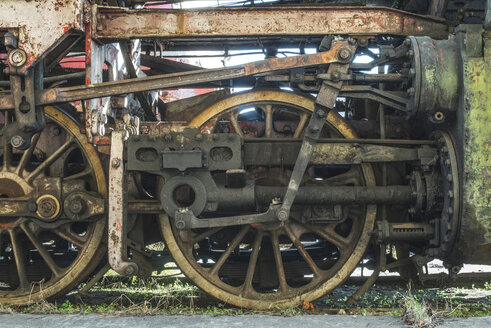 Bulgarien, Räder einer alten Dampflokomotive - DEGF000283