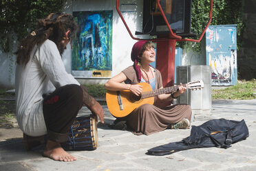 Bulgarien, Plovdiv, zwei musizierende Straßenmusiker - DEGF000335