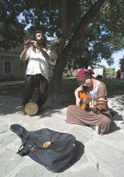 Bulgarien, Plovdiv, musizierende Straßenmusiker - DEGF000337