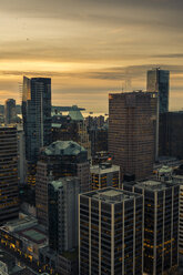 Kanada, Vancouver, Stadtbild vom Harbour Centre am Abend - NGF000230