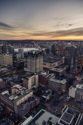 Kanada, Vancouver, Stadtbild vom Harbour Centre am Abend - NGF000231
