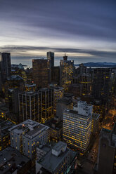 Kanada, Vancouver, Stadtbild vom Harbour Centre am Abend - NGF000237