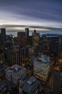 Kanada, Vancouver, Stadtbild vom Harbour Centre am Abend - NGF000237