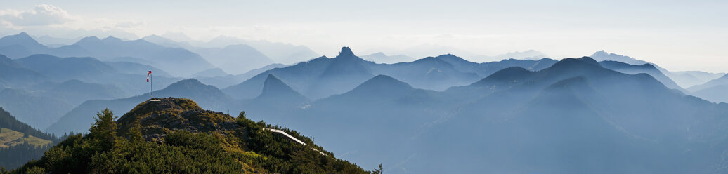 Deutschland, Oberbayern, Tegernsee, Blick vom Wallberg auf die Bayerischen Alpen am Abend, Panorama - UMF000741