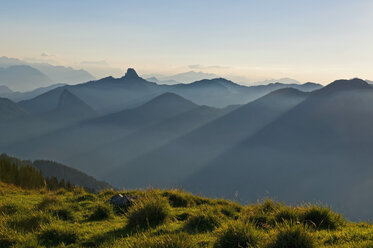 Deutschland, Oberbayern, Tegernsee, Blick vom Wallberg auf die Bayerischen Alpen am Abend - UMF000742