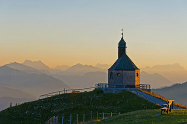 Deutschland, Oberbayern, Tegernsee, Blick vom Wallberg, Kapelle am Abend - UMF000745