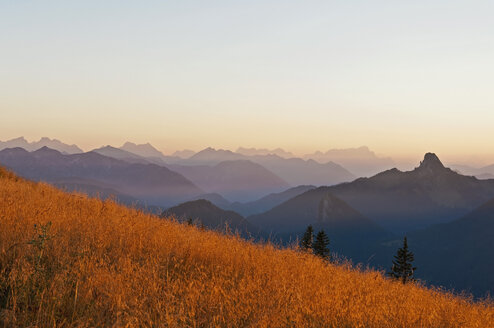 Germany, Upper Bavaria, Tegernsee, View from Wallberg to Bavarian Alps in the evening light - UMF000743