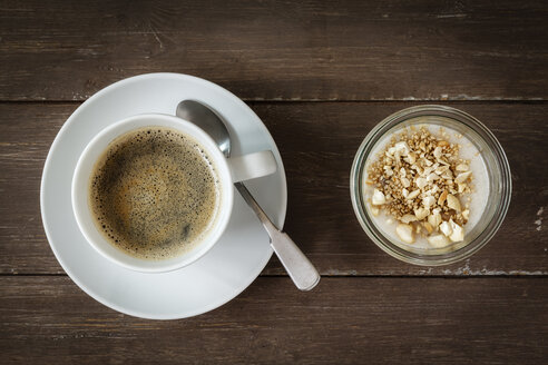 Eine Tasse Kaffee und ein Glas veganer Kokospudding mit Banane und Tapioka-Granulat - EVGF001110