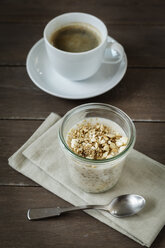 Eine Tasse Kaffee und ein Glas veganer Kokospudding mit Banane und Tapioka-Granulat - EVGF001111