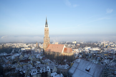 Deutschland, Bayern, Landshut, Stadtbild mit St. Martinskirche im Winter - SARF001335