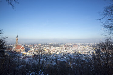 Deutschland, Bayern, Landshut, Stadtbild mit St. Martinskirche im Winter - SARF001341