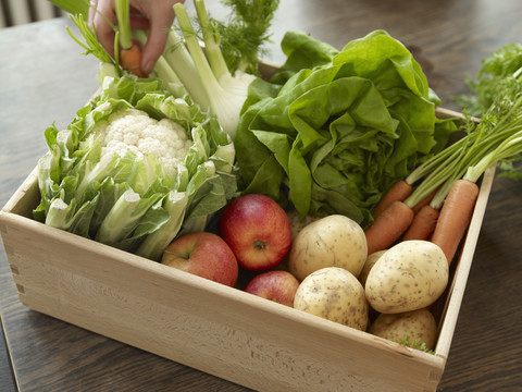 Handkiste mit frischem Obst und Gemüse, lizenzfreies Stockfoto