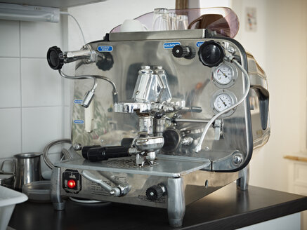 Italienische Espressomaschine in deutscher Küche - RHF000527