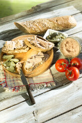 Liverwurst spread with pickled cucumber and tomatoes - MAEF009717