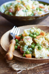 Kartoffelsalat mit Kartoffeln, Karotten, Erbsen, Zwiebeln, Sojajoghurt, Gurken und Dill - HAWF000637