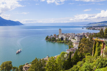 Schweiz, Genfersee, Montreux, Stadtbild mit Schaufelraddampfer - WDF002864