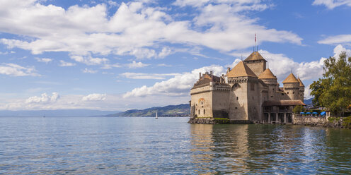 Schweiz, Veytaux, Genfer See, Schloss Chillon in der Abenddämmerung - WDF002872