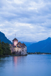 Schweiz, Veytaux, Genfer See, Schloss Chillon in der Abenddämmerung - WDF002873