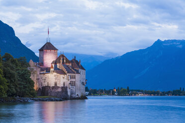 Schweiz, Veytaux, Genfer See, Schloss Chillon in der Abenddämmerung - WDF002874