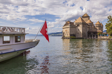 Schweiz, Veytaux, Genfersee, Raddampfer beim Schloss Chillon - WD002887