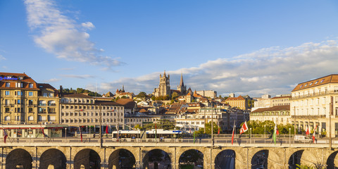 Schweiz, Lausanne, Stadtbild mit Brücke Grand-Pont und Kathedrale Notre-Dame, lizenzfreies Stockfoto
