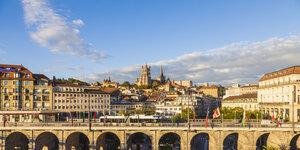 Schweiz, Lausanne, Stadtbild mit Brücke Grand-Pont und Kathedrale Notre-Dame - WDF002893