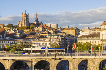 Schweiz, Lausanne, Stadtbild mit Brücke Grand-Pont und Kathedrale Notre-Dame - WDF002894