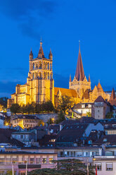 Schweiz, Lausanne, Kathedrale Notre-Dame in der Abenddämmerung - WDF002898