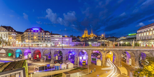 Switzerland, Lausanne, traffic in the city at dusk - WDF002899