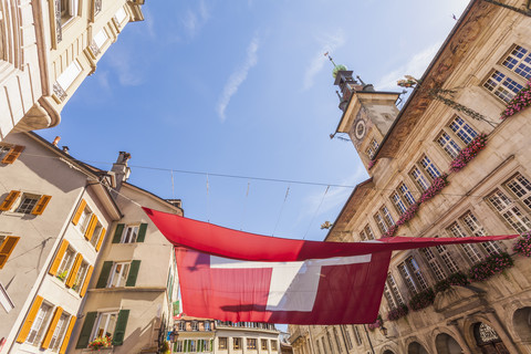 Schweiz, Lausanne, Schweizer Flagge und Rathaus, lizenzfreies Stockfoto