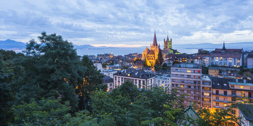 Schweiz, Lausanne, Stadtbild mit Kathedrale Notre-Dame in der Abenddämmerung - WDF002904