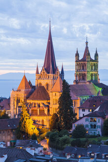 Schweiz, Lausanne, Kathedrale Notre-Dame in der Abenddämmerung - WDF002905