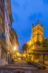 Schweiz, Lausanne, Treppe zur Kathedrale Notre-Dame in der Abenddämmerung - WDF002907