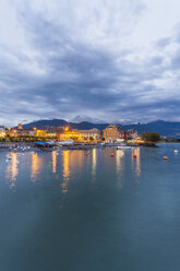 Schweiz, Vevey, Genfersee, Stadtbild in der Abenddämmerung - WDF002921